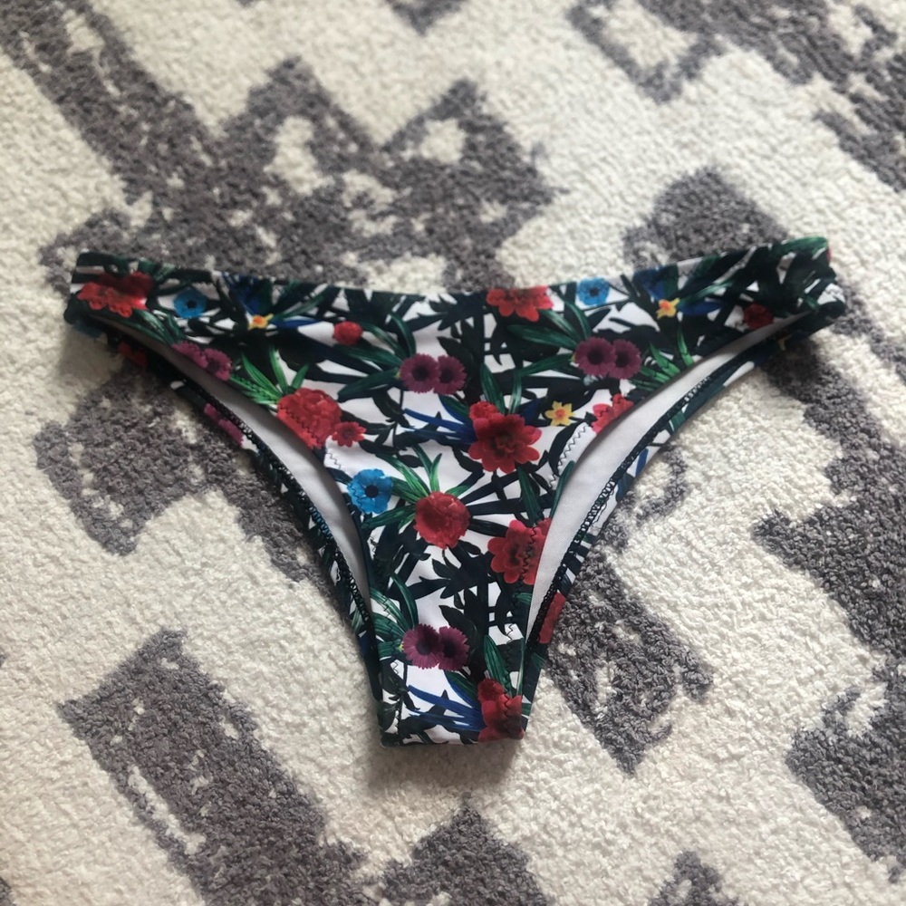 Cheeky swimsuit bottoms
